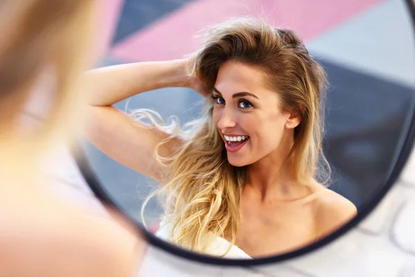 Mooie blonde Kaukasische vrouw poseren in de badkamer met natte haren — Stockfoto