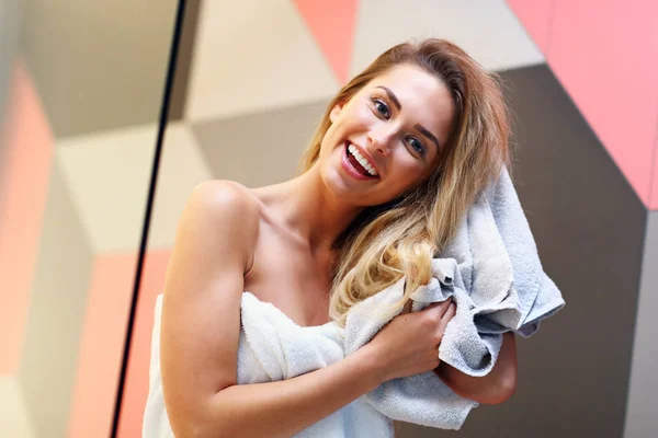 Hermosa rubia mujer caucásica posando en el baño con el pelo mojado —  Fotos de Stock