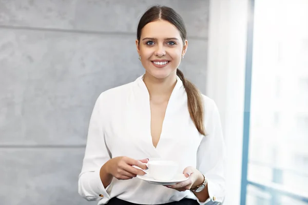 Tutup potret menarik tersenyum pengusaha wanita di tempat kerja — Stok Foto