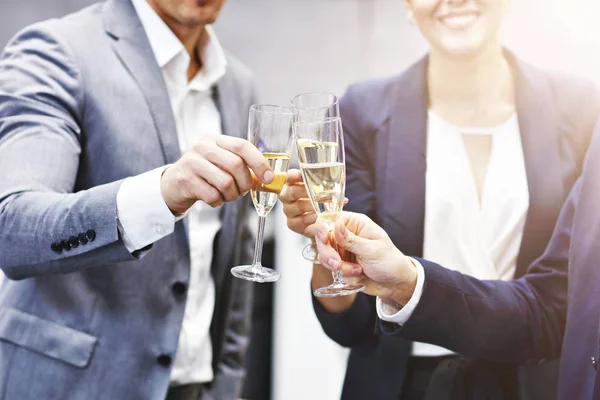 Grupo de empresarios celebrando el éxito — Foto de Stock