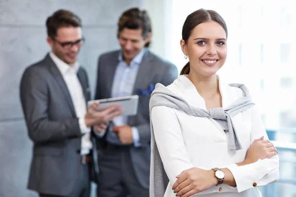 Grupp av affärsmän utbyta idéer — Stockfoto