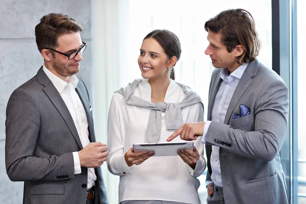 Group of business people sharing their ideas — Stock Photo, Image
