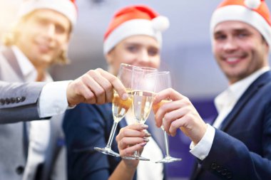 Grup iş adamları başarı kutluyor