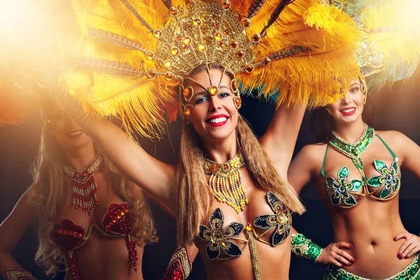 Βραζιλιάνος γυναίκες χορεύοντας σάμπα στο καρναβάλι — Φωτογραφία Αρχείου
