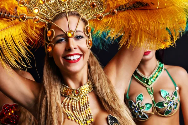 Braziliaanse vrouwen dansen samba bij carnaval — Stockfoto