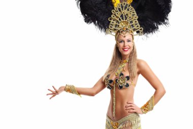 Brezilyalı kadın beyaz arka plan üzerinde Samba kılık poz