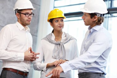 Fikirlerini paylaşan Mimarlar grubu