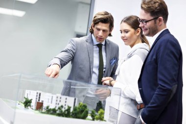 Grup fikirlerini paylaşan iş adamları