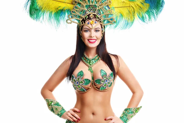 Femme brésilienne posant en costume de samba sur fond blanc — Photo