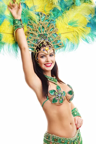 Femme brésilienne posant en costume de samba sur fond blanc — Photo