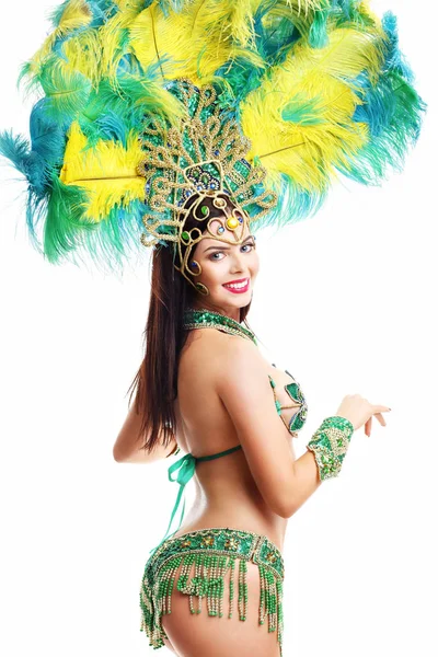 Mujer brasileña posando en traje de samba sobre fondo blanco —  Fotos de Stock
