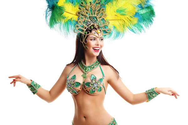 Femme brésilienne posant en costume de samba sur fond blanc — Photo