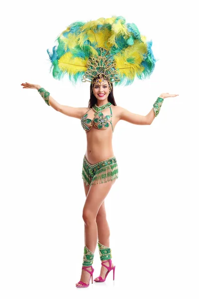 Mulher brasileira posando em traje de samba sobre fundo branco — Fotografia de Stock