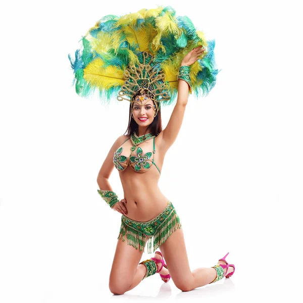 Mujer brasileña posando en traje de samba sobre fondo blanco —  Fotos de Stock