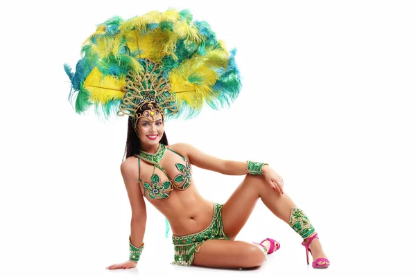 Braziliaanse vrouw poseren in samba kostuum op witte achtergrond — Stockfoto