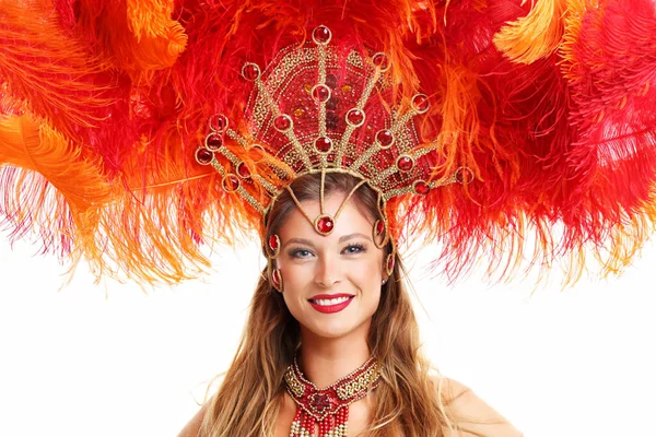 Donna brasiliana in posa in costume samba su sfondo bianco — Foto Stock