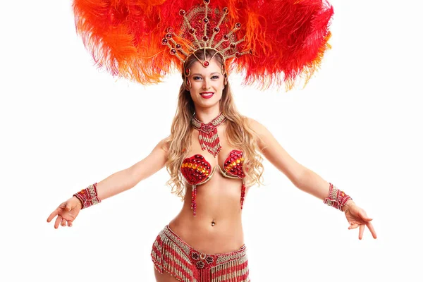 Mujer brasileña posando en traje de samba sobre fondo blanco — Foto de Stock