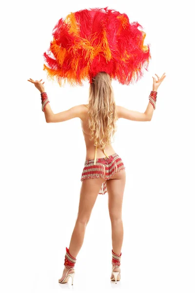 Mujer brasileña posando en traje de samba sobre fondo blanco —  Fotos de Stock