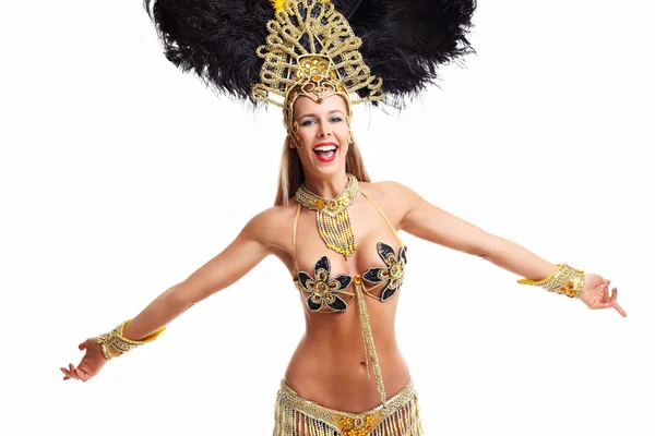 Mulher brasileira posando em traje de samba sobre fundo branco — Fotografia de Stock