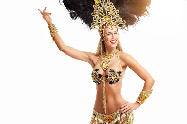 Braziliaanse vrouw poseren in samba kostuum op witte achtergrond — Stockfoto