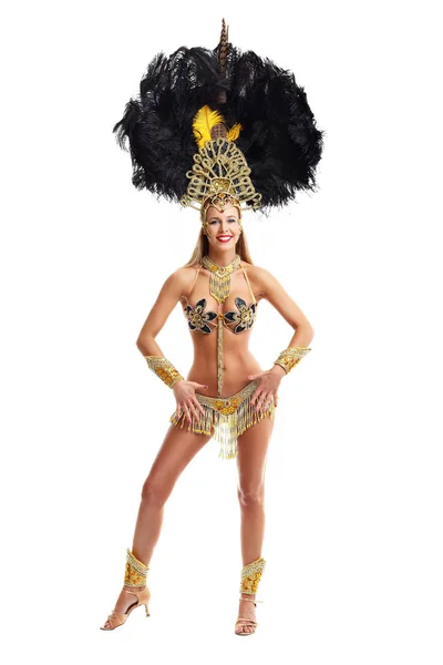 Donna brasiliana in posa in costume samba su sfondo bianco — Foto Stock