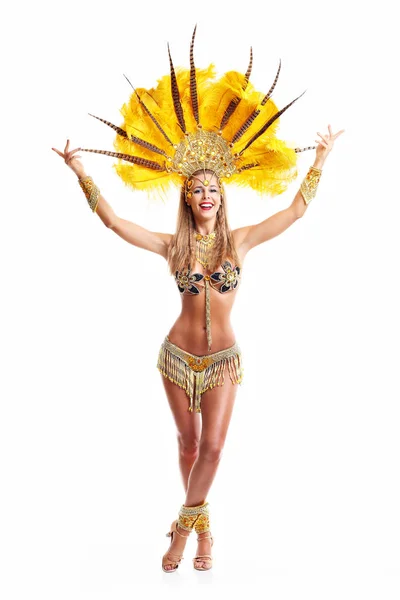 Donna brasiliana in posa in costume samba su sfondo bianco — Foto Stock