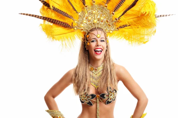 Donna brasiliana in posa in costume samba su sfondo bianco — Foto Stock