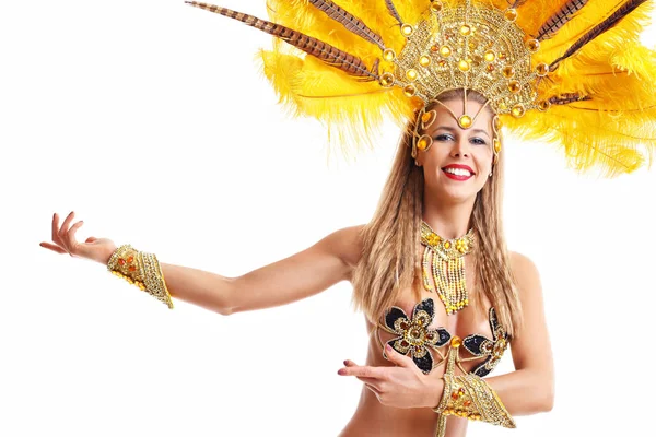 Brasilianerin posiert im Samba-Kostüm vor weißem Hintergrund — Stockfoto