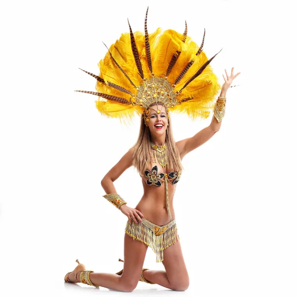 Donna brasiliana in posa in costume samba su sfondo bianco — Foto Stock