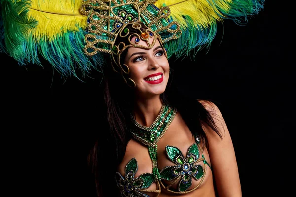 Mujer brasileña posando en traje de samba sobre fondo negro — Foto de Stock