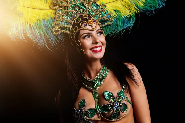 Mujer brasileña posando en traje de samba sobre fondo negro — Foto de Stock