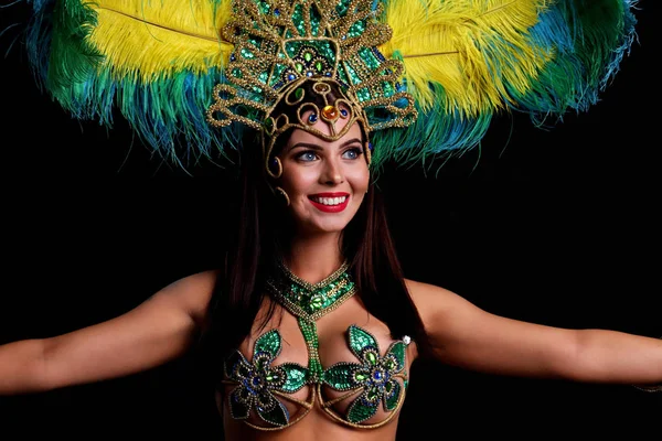 Braziliaanse vrouw poseren in samba kostuum op zwarte achtergrond — Stockfoto