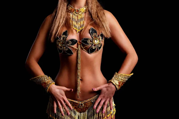 Brezilyalı kadın Samba kostüm siyah arka plan üzerinde poz — Stok fotoğraf