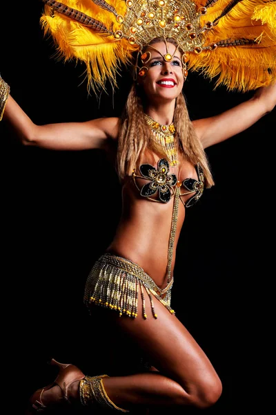 Femme brésilienne posant en costume de samba sur fond noir — Photo