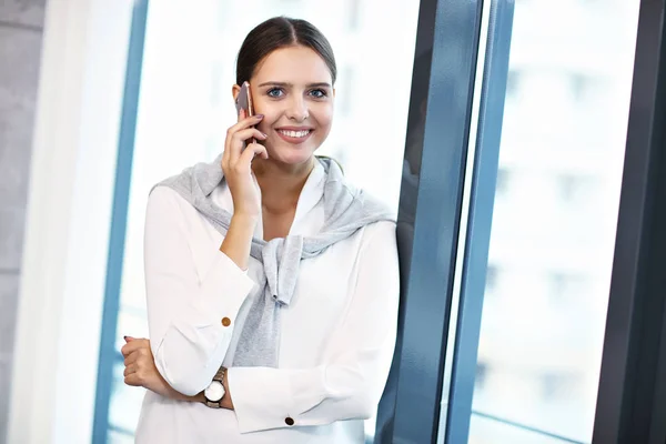 Ritratto ravvicinato di attraente donna d'affari sorridente sul posto di lavoro — Foto Stock