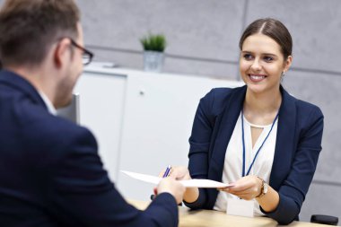 multi etnische juridische team vergadering klanten