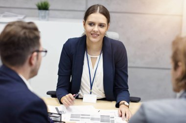 multi etnische juridische team vergadering klanten