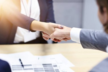 multi etnische juridische team vergadering klanten