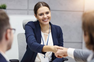 multi etnische juridische team vergadering klanten
