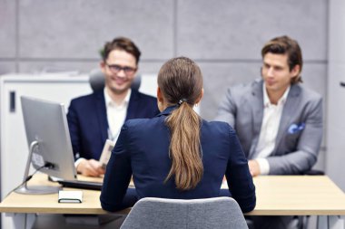 multi etnische juridische team vergadering klanten