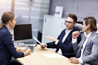 multi etnische juridische team vergadering klanten