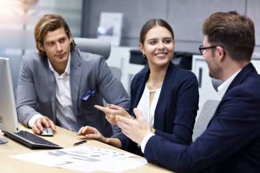 Grup iş adamları fikirlerini beyin fırtınası