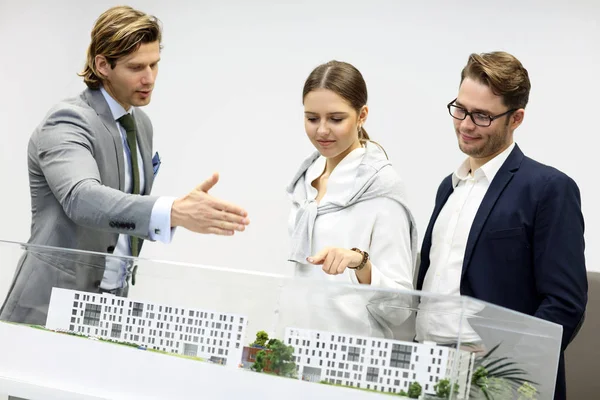 Grupo de arquitetos compartilhando suas ideias — Fotografia de Stock