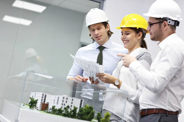 Grupo de arquitetos compartilhando suas ideias — Fotografia de Stock