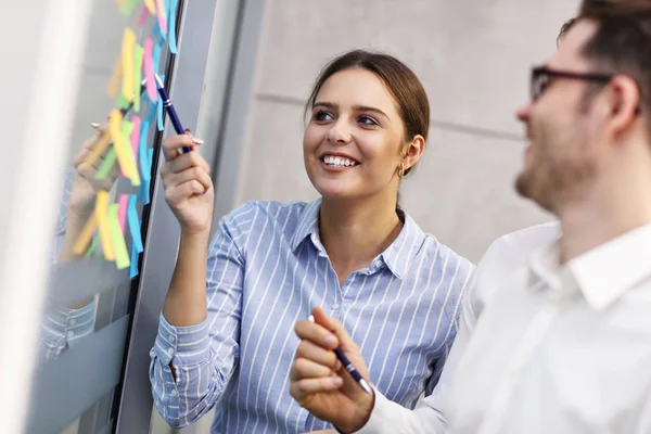 Gruppe von Geschäftsleuten beim Brainstorming ihrer Ideen — Stockfoto