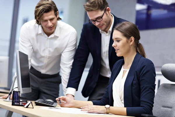 Groep van mensen uit het bedrijfsleven brainstormen hun ideeën — Stockfoto