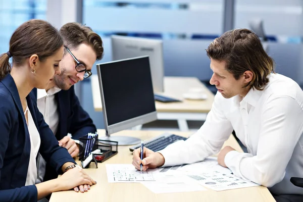 Couple adulte dans le bureau avec agent immobilier — Photo