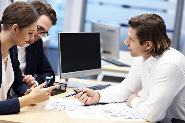 Couple adulte dans le bureau avec agent immobilier — Photo