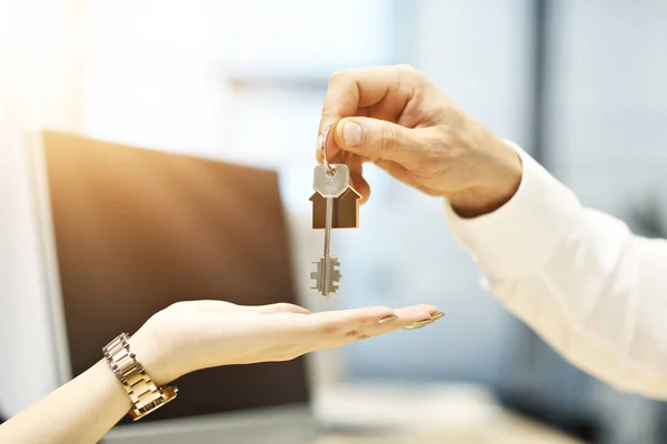 Midsection of real estate agent and buyer hands with keys — Stock Photo, Image