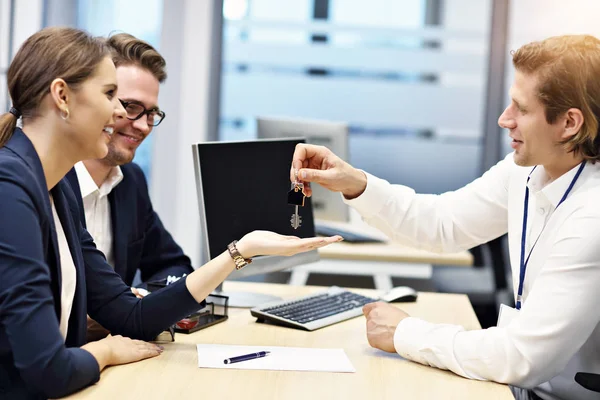 Couple adulte dans le bureau avec agent immobilier — Photo